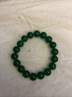 Elegant Hand-Strung Green Bead Bracelet for Women